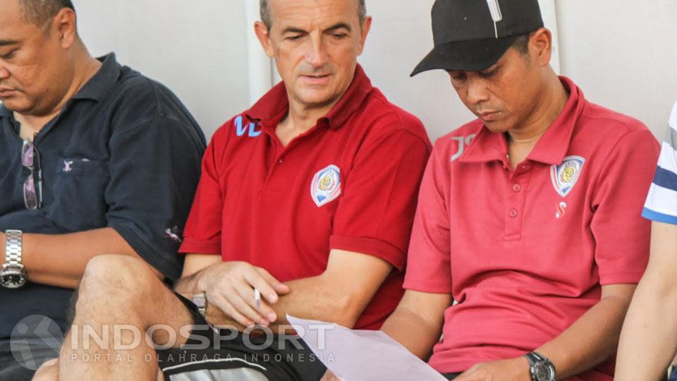 Joko Susilo (kiri) dan Milomir Seslija saat berdiskusi. Copyright: &copy; Ian Setiawan/INDOSPORT
